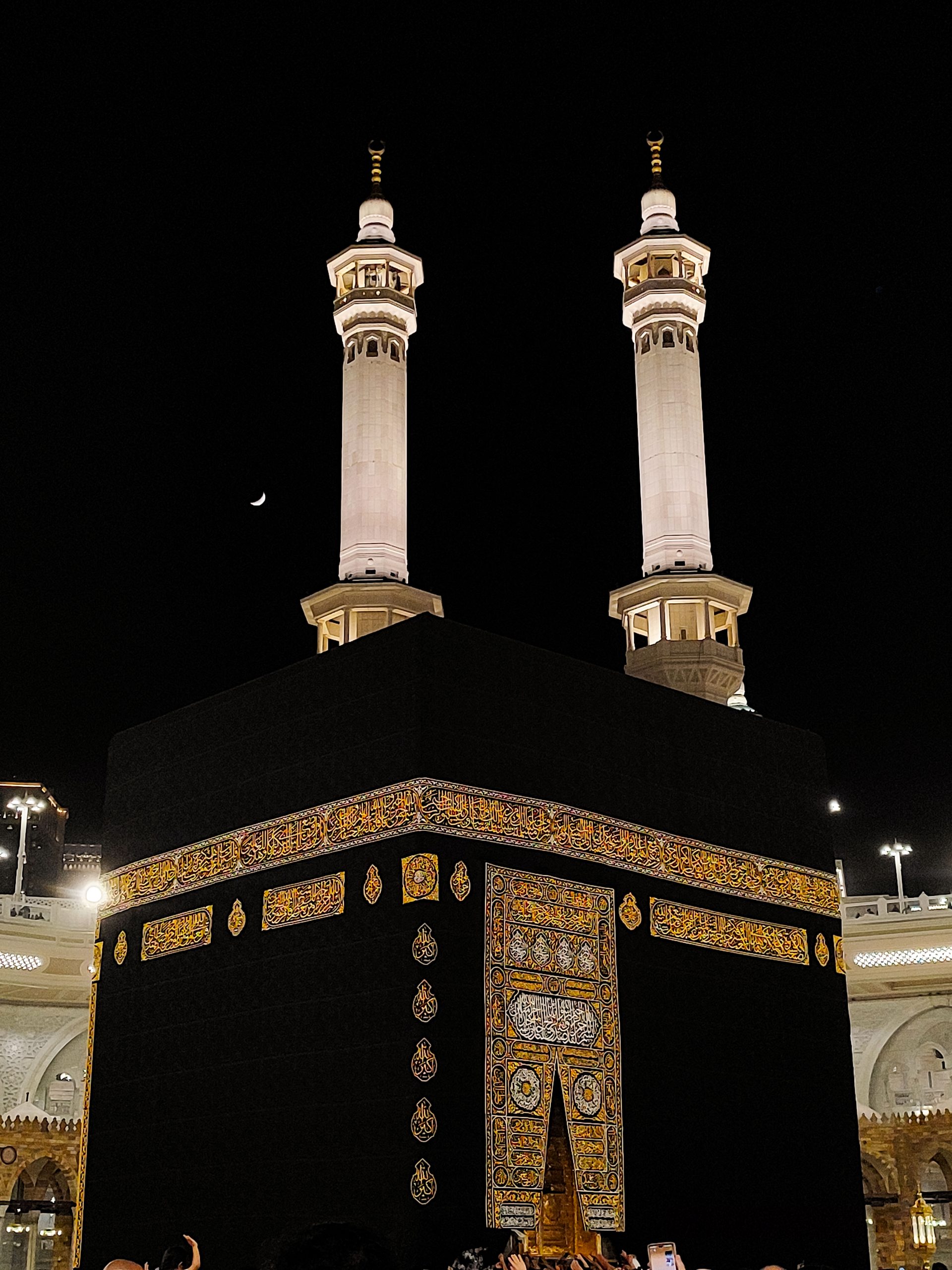 Captivating night view of the Kaaba with mosque minarets in Mecca, Saudi Arabia.